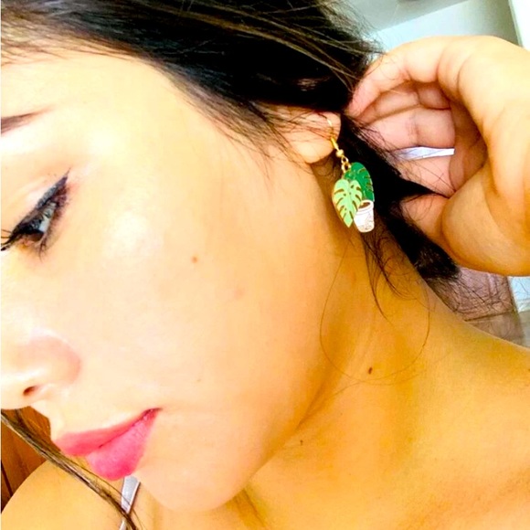 🌿 Plant Lady Beautiful Monstera Leaf Dangle Earrings Green & Gold🌿 - Picture 7 of 10